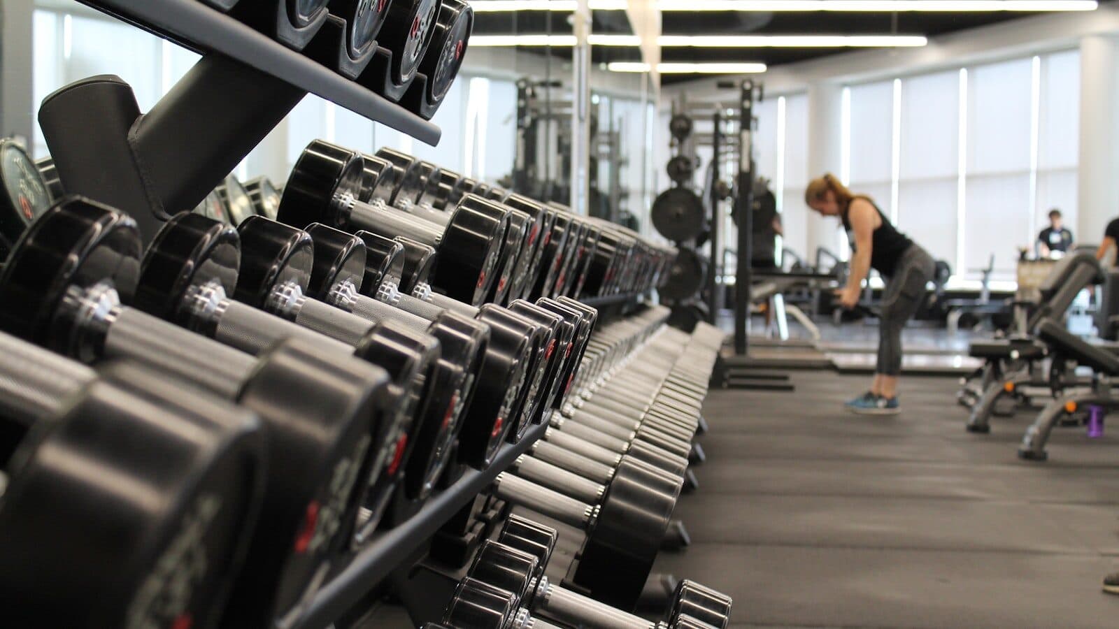 Sportschoolinterieur met trainingsapparatuur