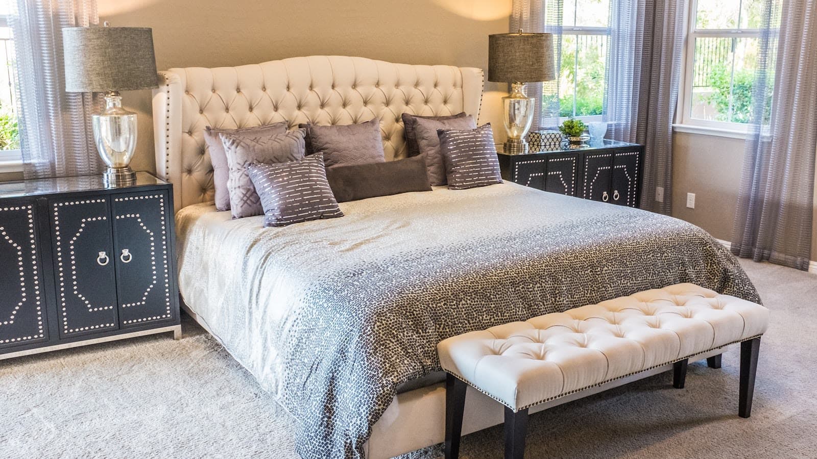 Slaapkamer met gedempt licht en een opgemaakt bed