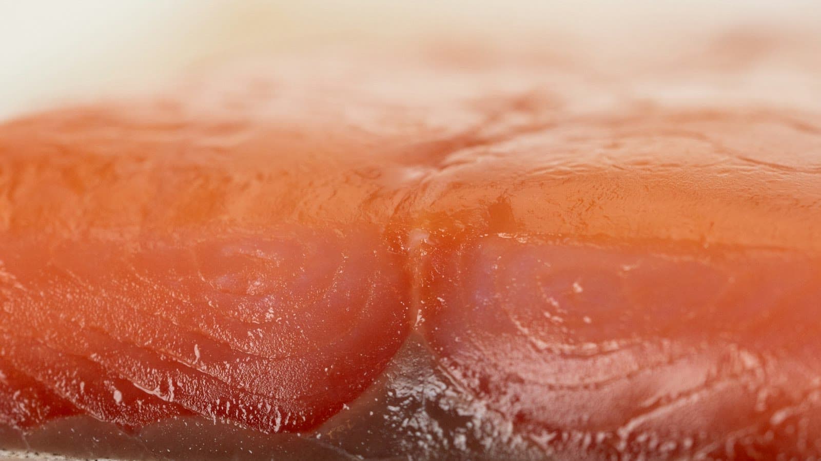 Zalmfilet op een houten plank als omega-3-bron na training