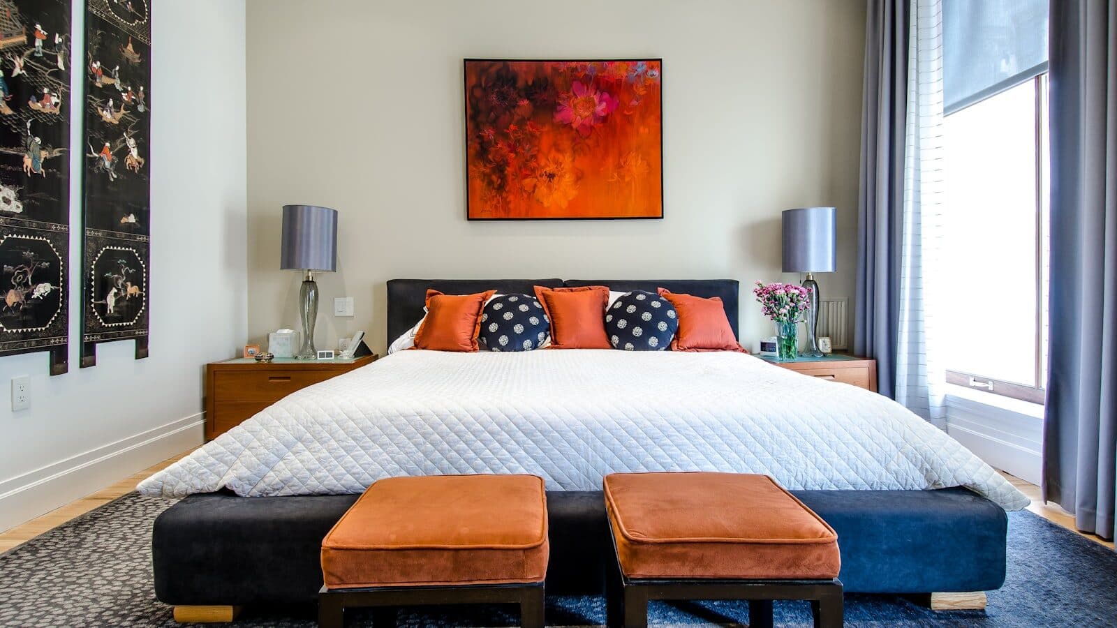 Opgemaakt bed in een rustige slaapkamer