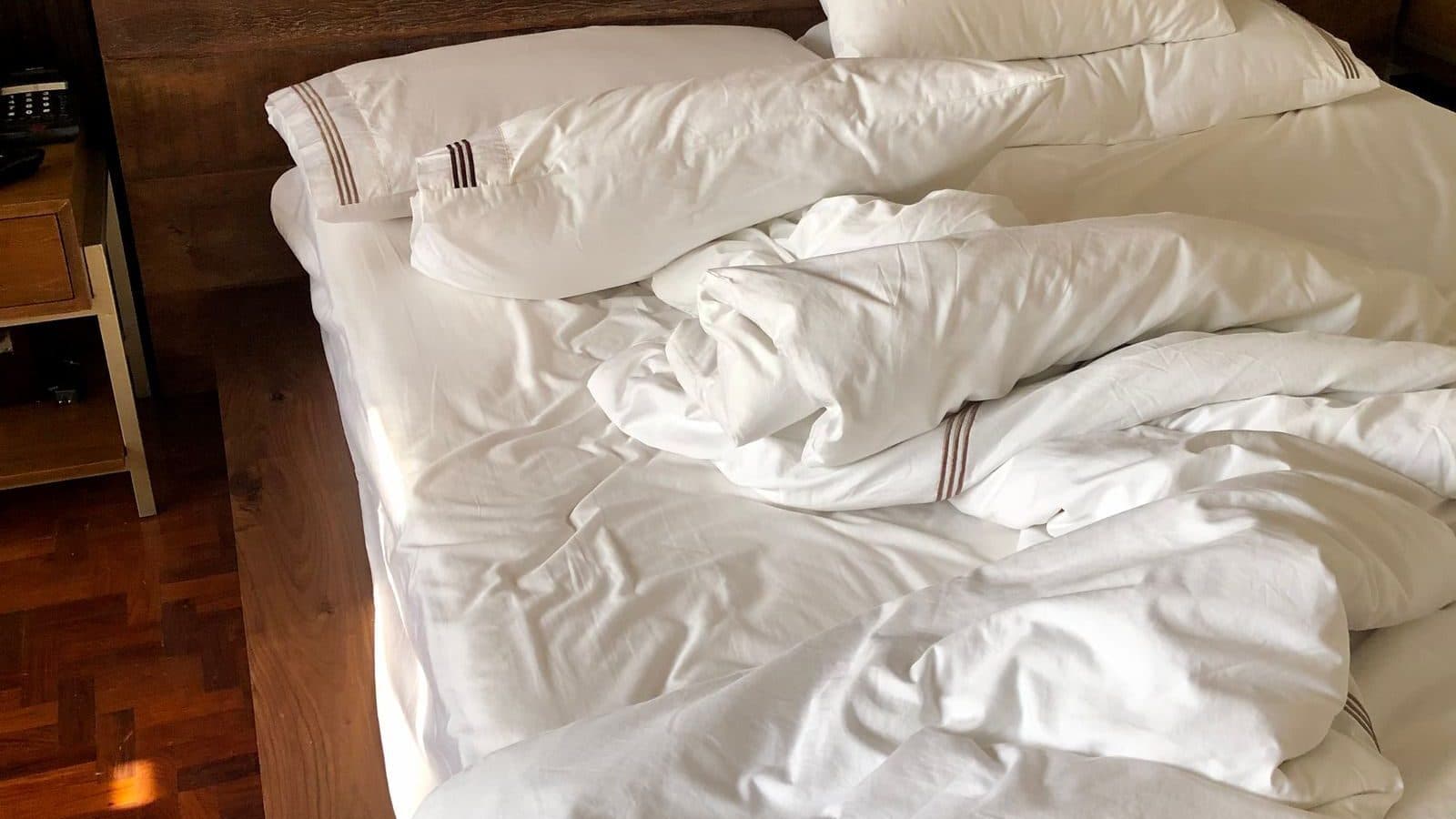 Onopgemaakt bed in ochtendlicht