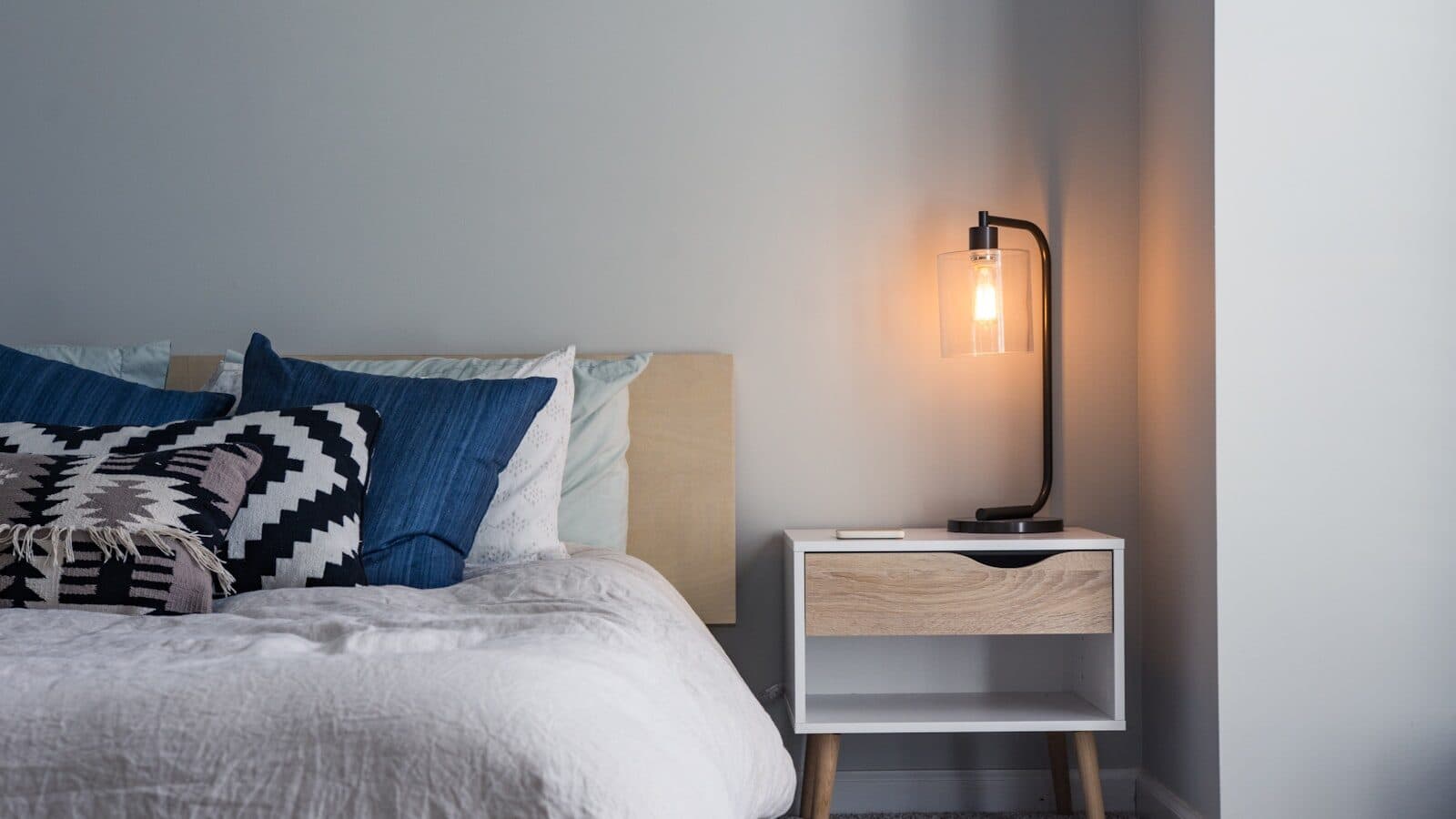 Hotelbed met strak wit linnengoed in een rustige slaapkamer