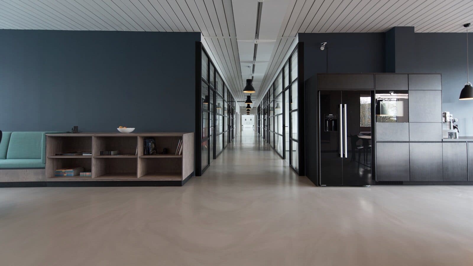 Rustige moderne werkplek met natuurlijk licht