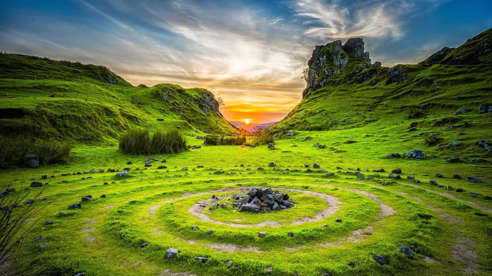 Groen landschap in warm zonlicht tussen heuvels