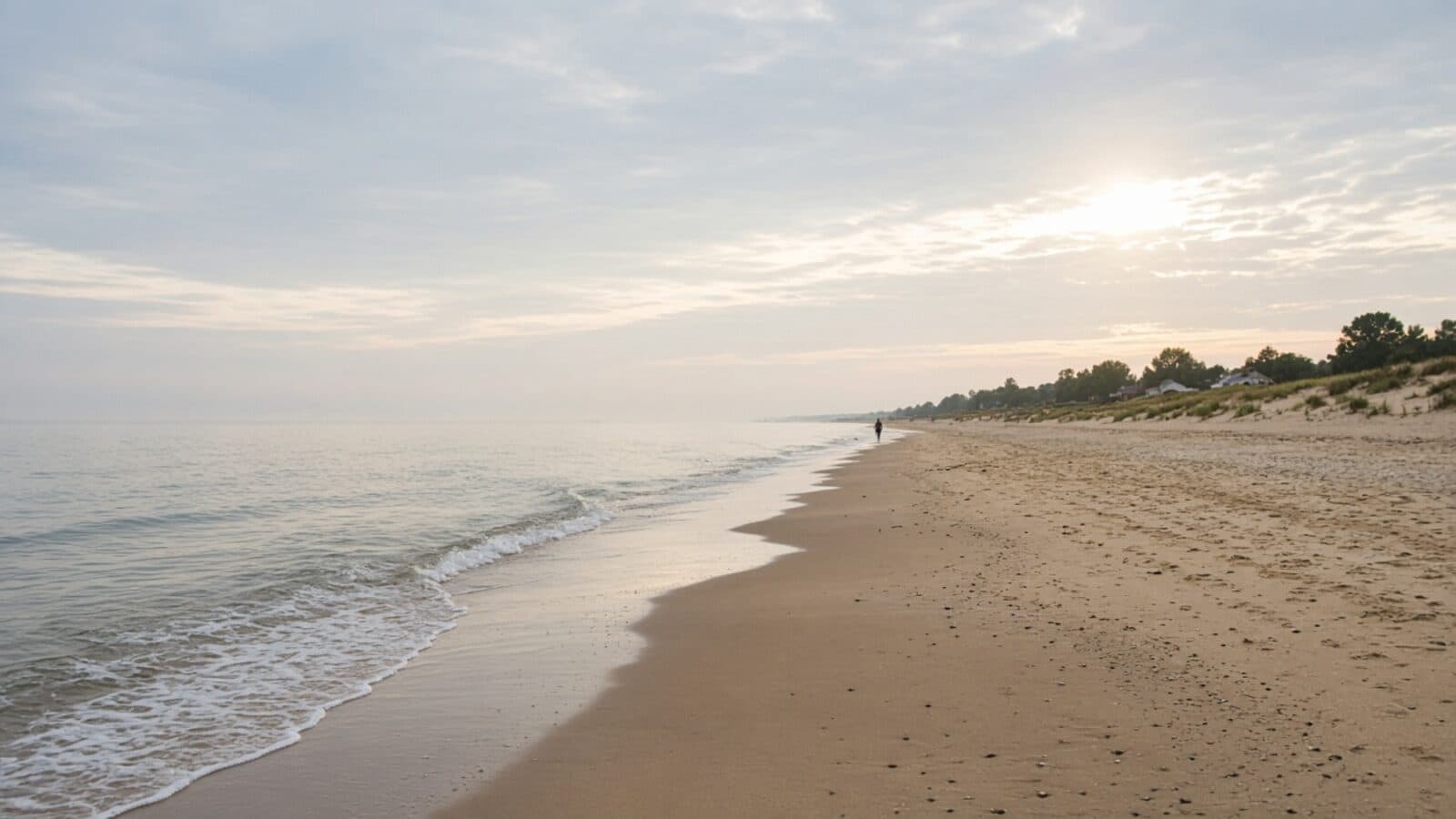 Rustig strand met zacht zonlicht en milde bewolking