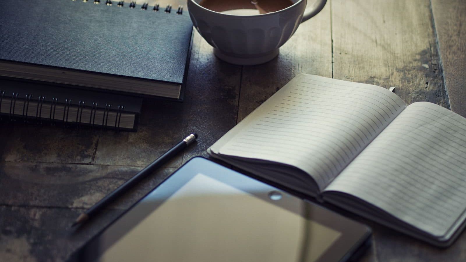 Claimdekking EU — notitieboeken en tablet op een bureau