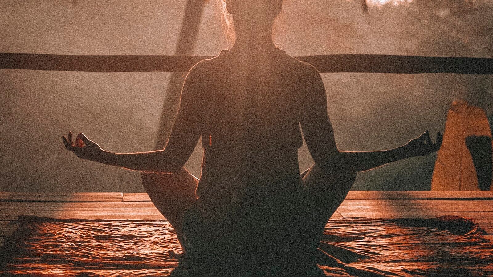 Cortisol en ontspanning — kruidenthee in een glazen mok bij daglicht