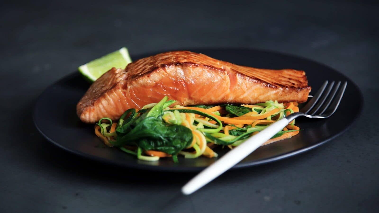 EPA en DHA omega-3 — gegrilde zalmfilet als natuurlijke bron van vetzuren