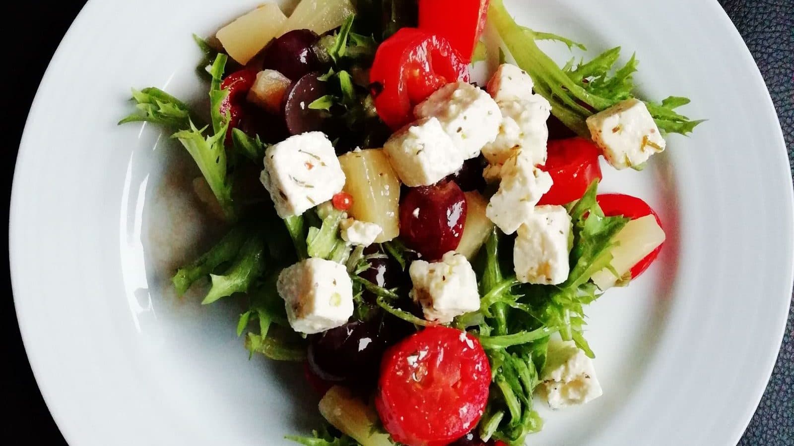 Leucinedrempel eiwit — feta-salade als eiwitrijke maaltijd