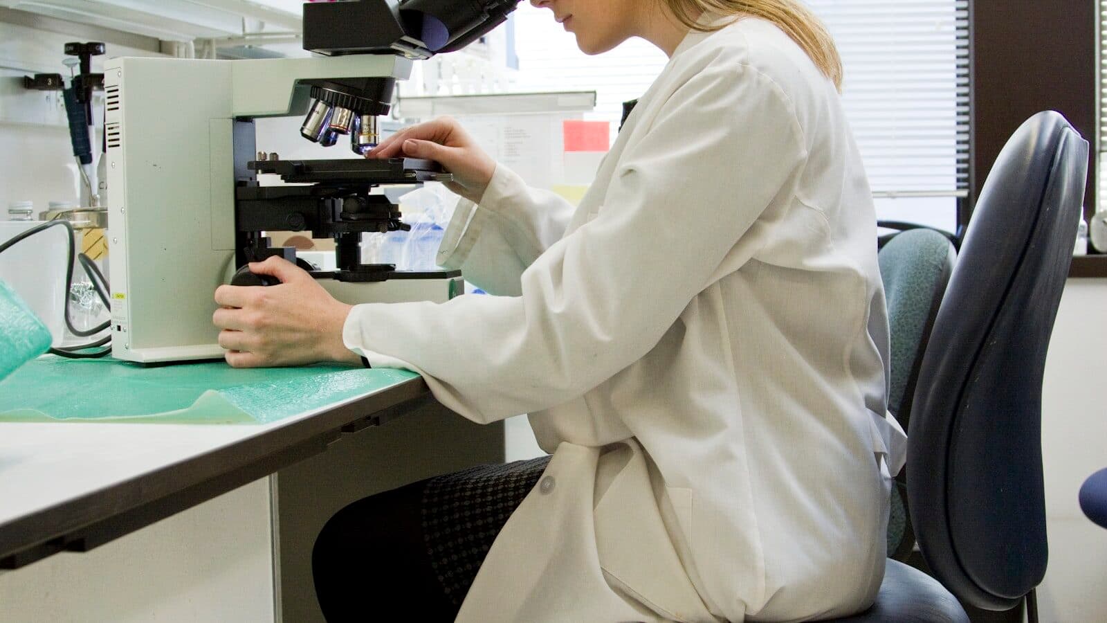 Onafhankelijke toetsing — microscoop in close-up zonder personen