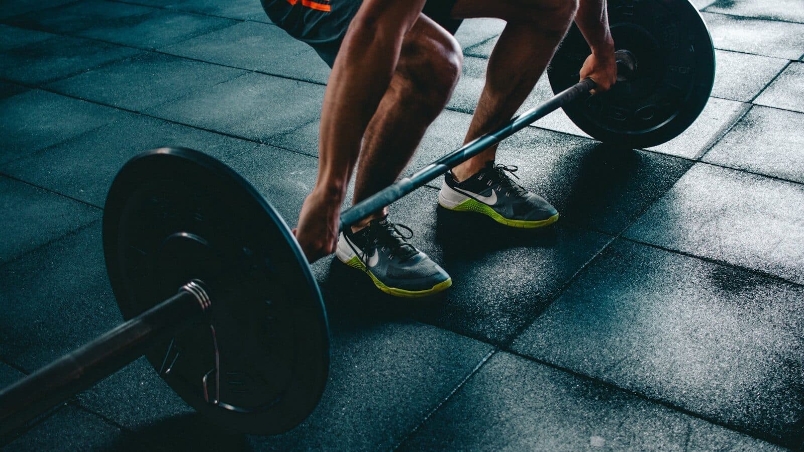 Testosteron en training — halter in een lege sportschool