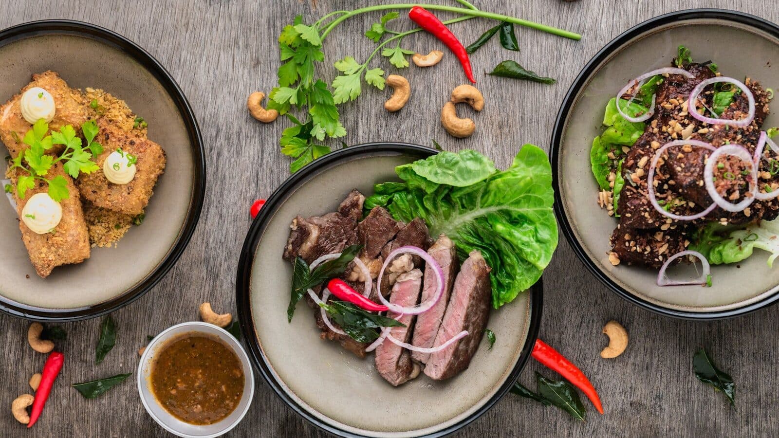 Salade met kaas, noten en groenten als eiwit bij de maaltijd