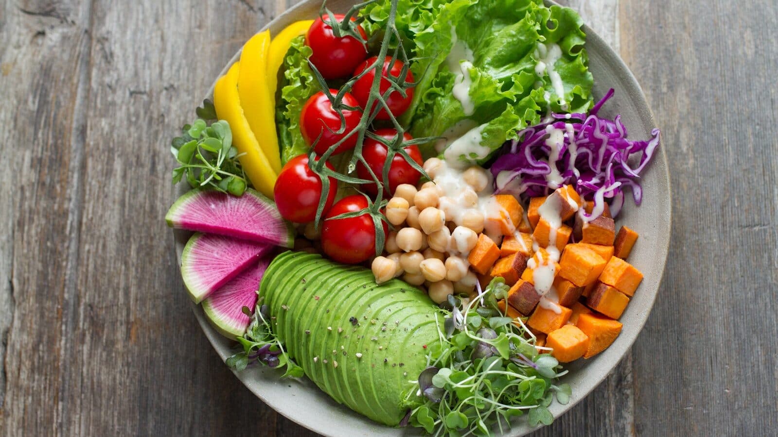 Kleurrijke salade met bladgroen, tomaat en kaas