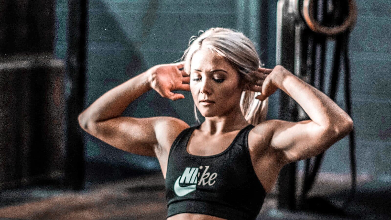Persoon die krachttraining doet met een barbell