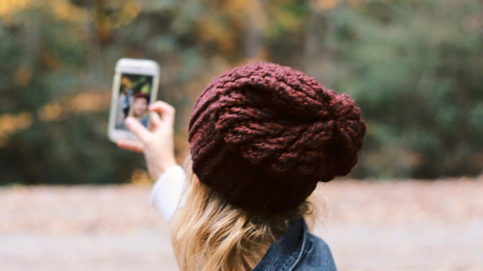 Persoon die buiten een foto maakt met een smartphone