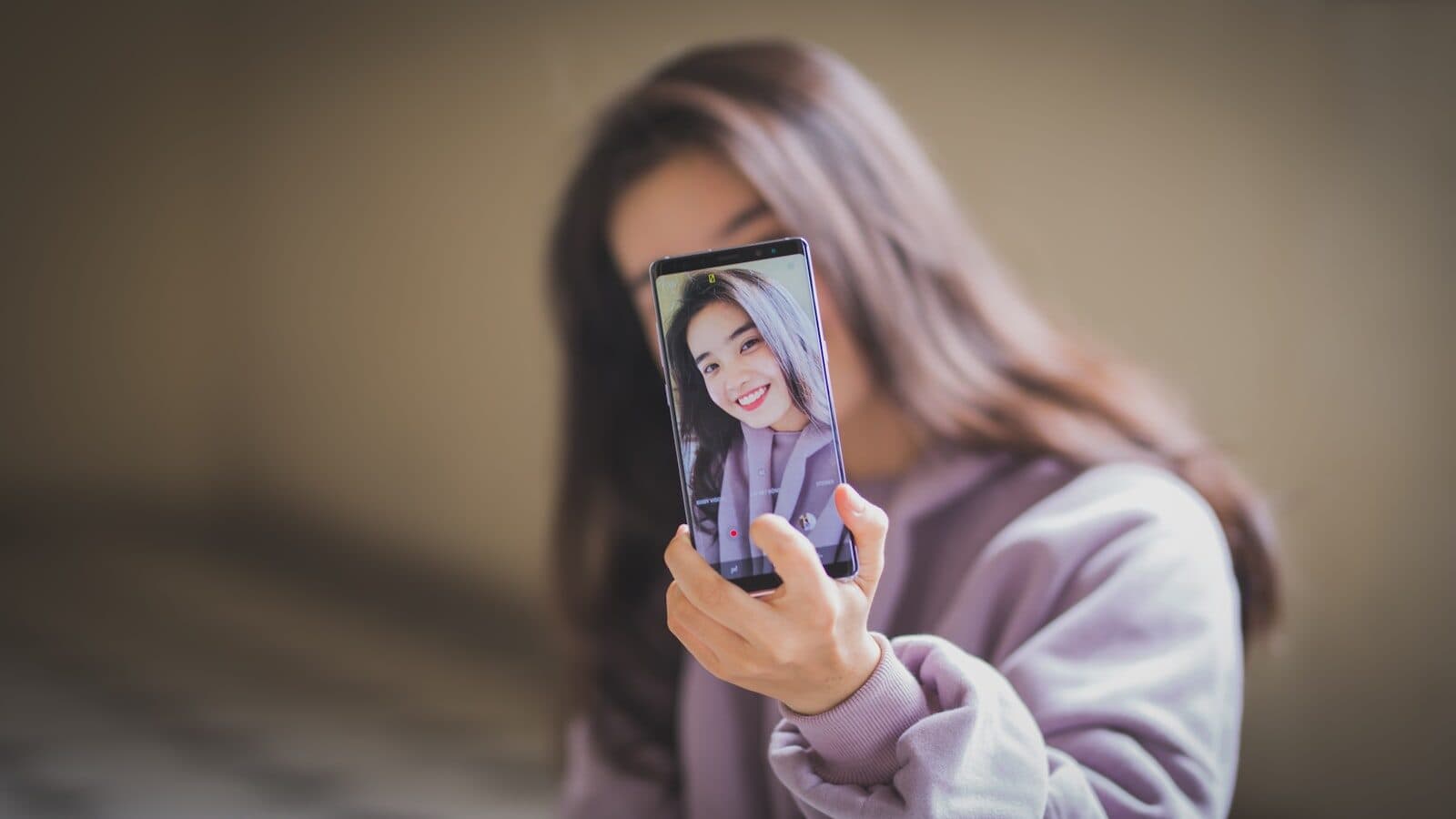 Smartphone met selfie op het scherm — social-media-context rond gezondheidsclaims